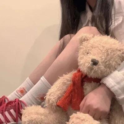 港台老牌艺人又出大瓜：机场牵手女助理，工作室紧急辟谣，整整一周